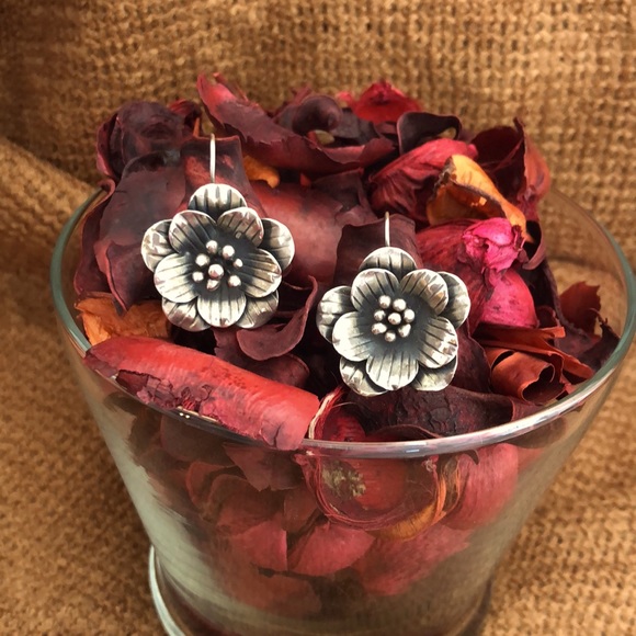 Beautiful Flowers Earring - Picture 4 of 4